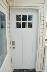 una porta bianca con una finestra su una casa di Baby Blue Sky - Price 2bd - Newly remodeled - nearby trails a Price