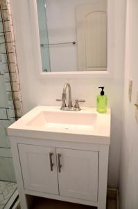 een badkamer met een witte wastafel en een spiegel bij Baby Blue Sky - Price 2bd - Newly remodeled - nearby trails in Price