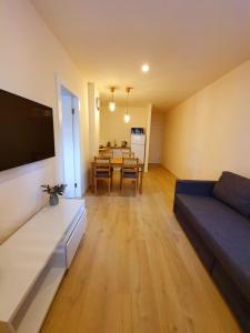 een woonkamer met een bank en een tafel bij City center family relax apartment in Netanya