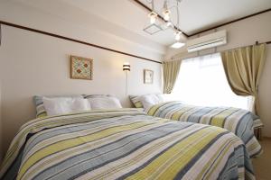 um quarto com 2 camas e uma janela em Kaneijizaka Heim 902 em Tóquio