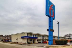 niebieski znak parkingowy przed budynkiem w obiekcie Motel 6-Joliet, IL - I-80 w mieście Joliet