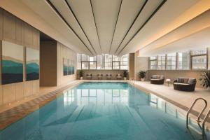 uma grande piscina com um grande tecto em Hyatt Place Yinchuan Yuecaicheng em Yinchuan