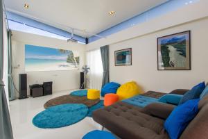 uma sala de estar com um sofá e detalhes em azul em 4 bdr villa with cinema in Laguna, 800 m to beach #157 em Praia de Bang Tao