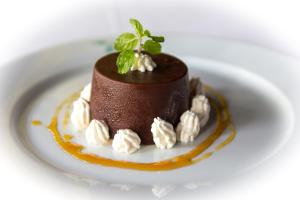 ein Stück Schokoladen-Dessert auf einem weißen Teller in der Unterkunft Anjajavy le Lodge - Relais&Châteaux in Ankaranakatra
