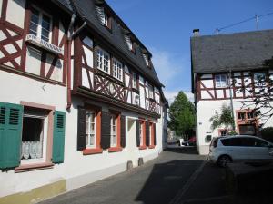 ein Auto, das in einer Straße neben einem Gebäude geparkt ist in der Unterkunft Ferienhaus Schwaab-Scherr mit kostenlosem ÖPNV-Ticket in Erden