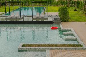 The Gallery Hotel Nai Harn内部或周边的泳池