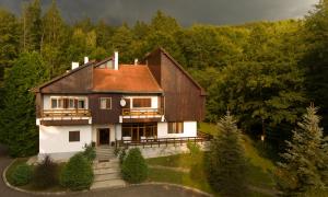 - une vue aérienne sur une maison dans les bois dans l'établissement Kormos Residence, à Brăduţ