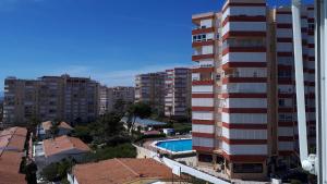 Výhled na bazén z ubytování Apartamento FERRARA VISTAMAR nebo okolí