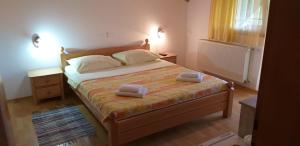 Un pat sau paturi într-o cameră la Apartman & Sobe Orhideja