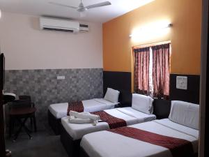 Postel nebo postele na pokoji v ubytování Season 4 Residences -Thiruvanmiyur Near Tidel park Apollo Proton cancer center and IIT Madras Research Park