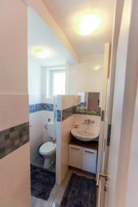 uma casa de banho com um WC e um lavatório em Apartment Gondola em Maribor