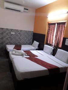 Postel nebo postele na pokoji v ubytování Season 4 Residences -Thiruvanmiyur Near Tidel park Apollo Proton cancer center and IIT Madras Research Park