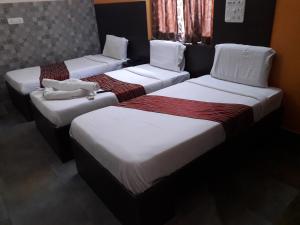 Postel nebo postele na pokoji v ubytování Season 4 Residences -Thiruvanmiyur Near Tidel park Apollo Proton cancer center and IIT Madras Research Park