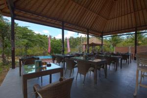 מסעדה או מקום אחר לאכול בו ב-Bintang Penida Resort
