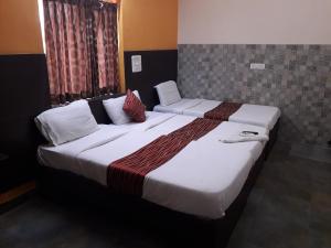 Postel nebo postele na pokoji v ubytování Season 4 Residences -Thiruvanmiyur Near Tidel park Apollo Proton cancer center and IIT Madras Research Park