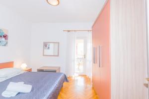1 dormitorio con 1 cama con colcha azul en Apartments Grakalic great location, en Medulin