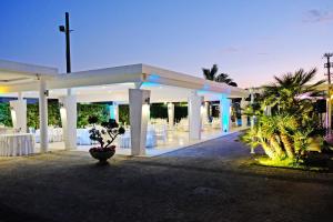 スカファーティにあるHotel Neltonの夜の白いテーブルと椅子が置かれたパビリオン +76枚の写真