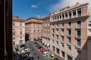 uma vista para uma rua da cidade com carros e edifícios em La Dimora di Piazza Navona em Roma