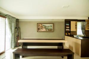 OYO 882 Puri Gevana Guest House في بادانج: غرفة معيشة مع مقعد وطاولة