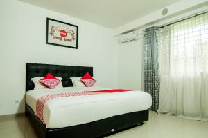 A bed or beds in a room at OYO 882 Puri Gevana Guest House