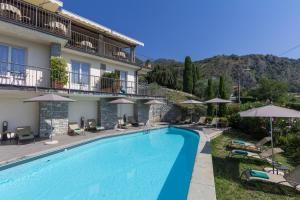 The swimming pool at or close to Hotel La Perla