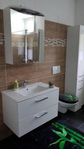 Koupelna v ubytování Waldhufenidyll Königswalde im Erzgebirge