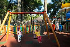 Ein Kinderspielbereich in der Unterkunft Glamping Tents | Losinj | Camp Čikat