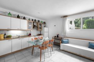 Η κουζίνα ή μικρή κουζίνα στο Siviri Azure Sea View by Luxlikehome