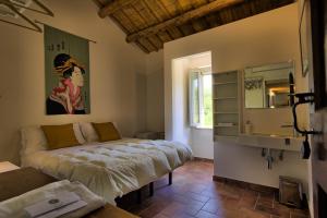 una camera da letto con un letto e un lavandino in una stanza di Grande villa storica per vacanze con giardino privato e piscina a Ostra