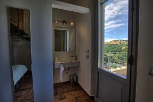 bagno con lavandino e finestra con vista di Grande villa storica per vacanze con giardino privato e piscina a Ostra Altre 89 foto