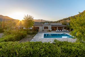 The swimming pool at or close to Villa Granoters By homevillas360