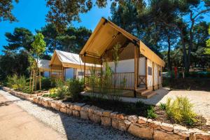 Gedung tempat holiday park berlokasi