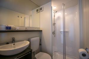 Kamar mandi di Arena Stoja Camping Homes