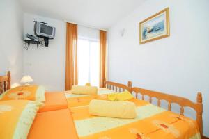 - une chambre avec 2 lits jumeaux et une télévision dans l'établissement Villa Miki, à Pisak