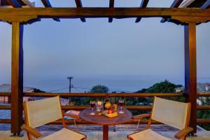 扎戈拉的住宿－扎戈拉酒店，美景阳台配有桌椅