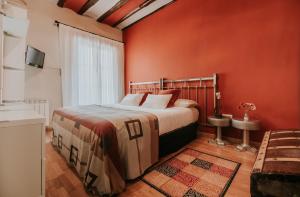 アーロにあるHaro Apartmentsの赤い壁のベッドルーム1室(大型ベッド1台付)