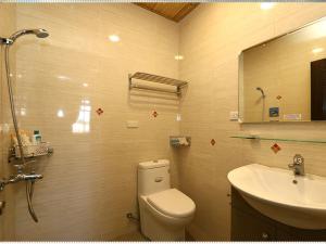 台東市的住宿－陽光綠堤民宿，一间带卫生间和水槽的浴室