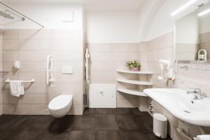 Koupelna v ubytování Hotel Masatsch
