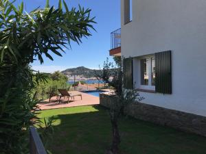 The swimming pool at or close to Ideal house for families with pool