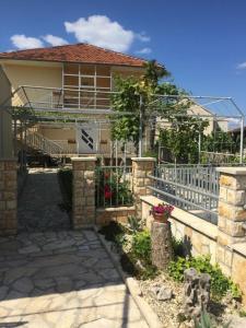 une maison avec une clôture blanche devant elle dans l'établissement Leticia, à Biograd na Moru