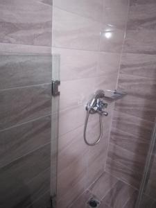 y baño con ducha con cabezal de ducha. en Philippos Studios, en Skiathos