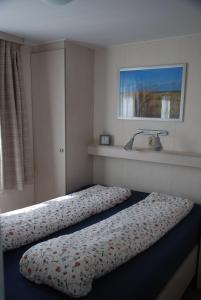 two beds in a small room with at Minicamping De Visser in Zoutelande