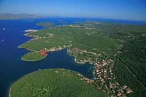 una isla en medio de un cuerpo de agua en Apartmans and Rooms Dunjini Dvori en Korčula