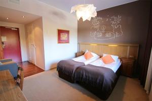 Postel nebo postele na pokoji v ubytování Hotel Hullu Poro