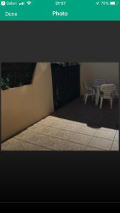 une photo d'un patio avec deux chaises et une table dans l'établissement Calle Los Laureles, 36 Holiday Home, à Mollina