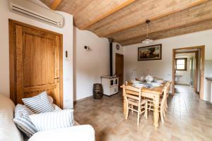 a kitchen and dining room with a table and chairs at Appartamento nella Campagna di Certaldo Il Ciliegio in Certaldo