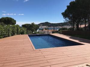 The swimming pool at or close to Ideal house for families with pool