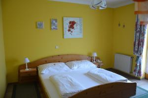Łóżko lub łóżka w pokoju w obiekcie Pension Restaurant Rosenberg