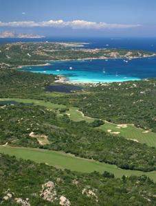 una vista aerea su un campo da golf e sull'oceano di Pevero Golf ad Abbiadori