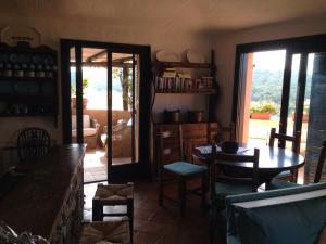 cocina con mesa y sillas y comedor en Pevero Golf, en Abbiadori